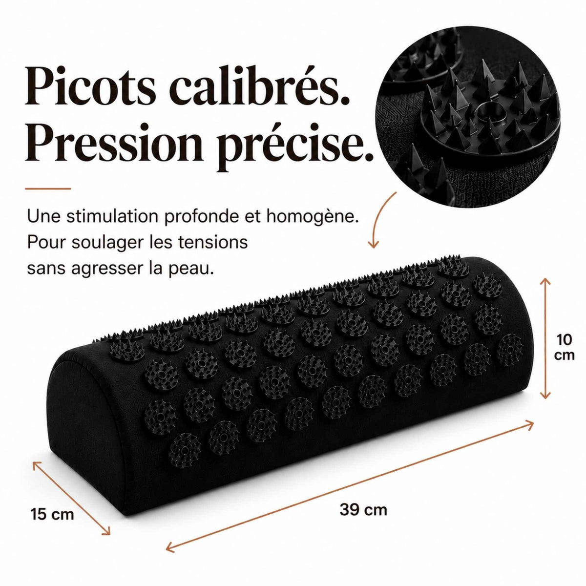 Coussin d’acupression noir avec détail des picots et dimensions du produit.
