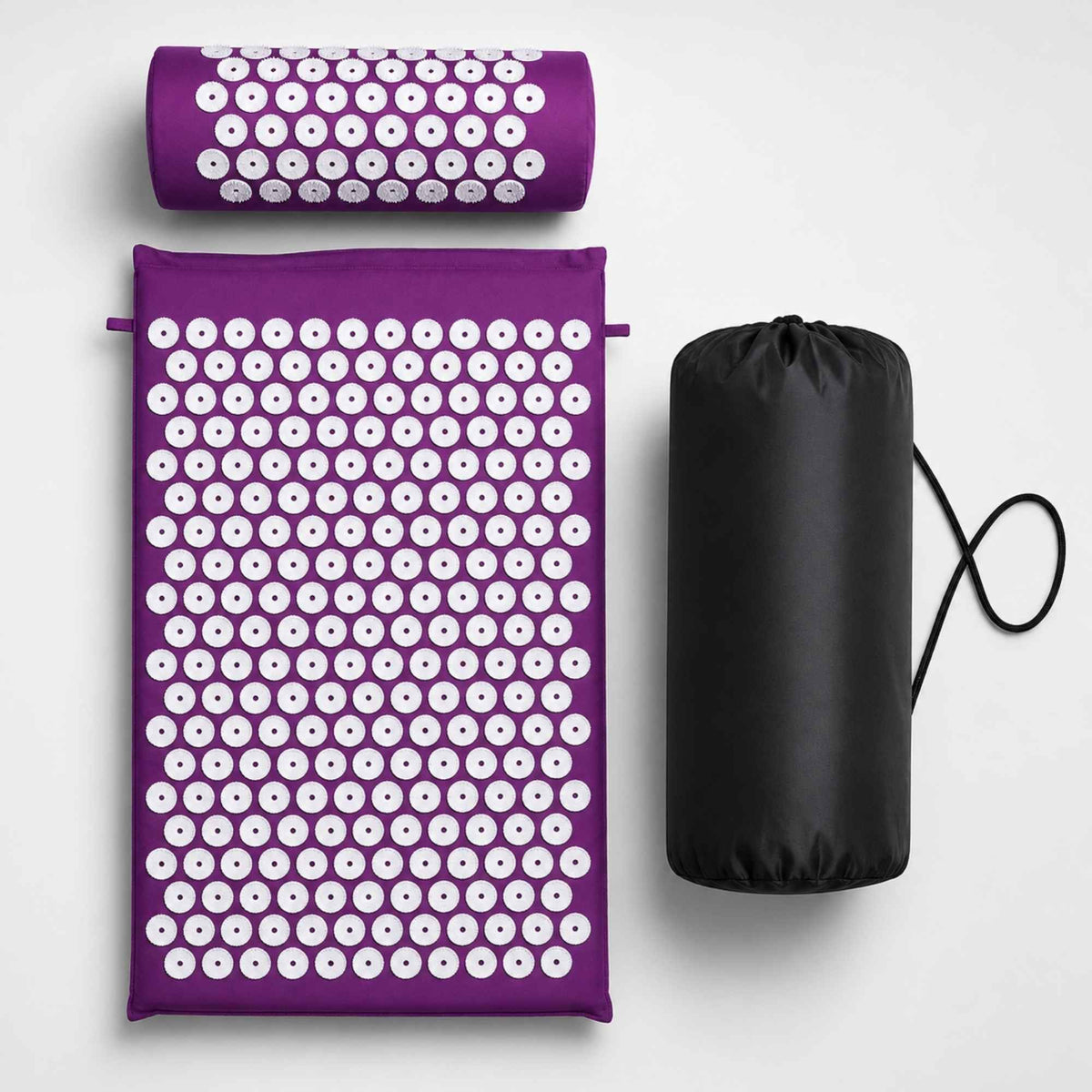 Kit de tapis d’acupression violet avec coussin cervical et sac de transport sur fond blanc.