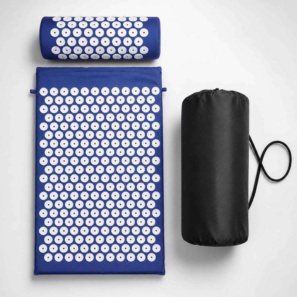 Kit de tapis d’acupression bleu avec coussin cervical et sac de transport sur fond blanc.